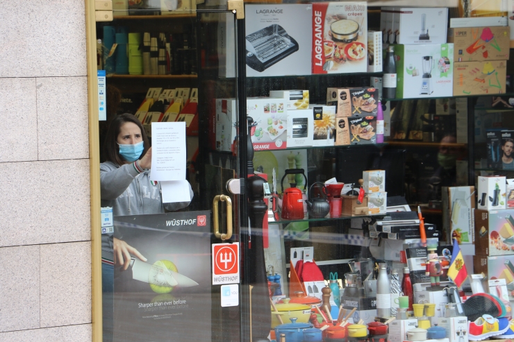 Una botiga d'Escaldes-Engordany es prepara per obrir.